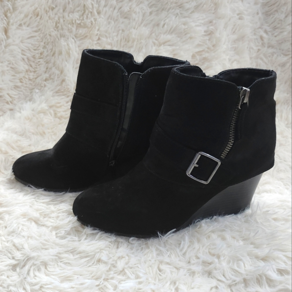 Adorable Sz 8.5 Wedge Booties
